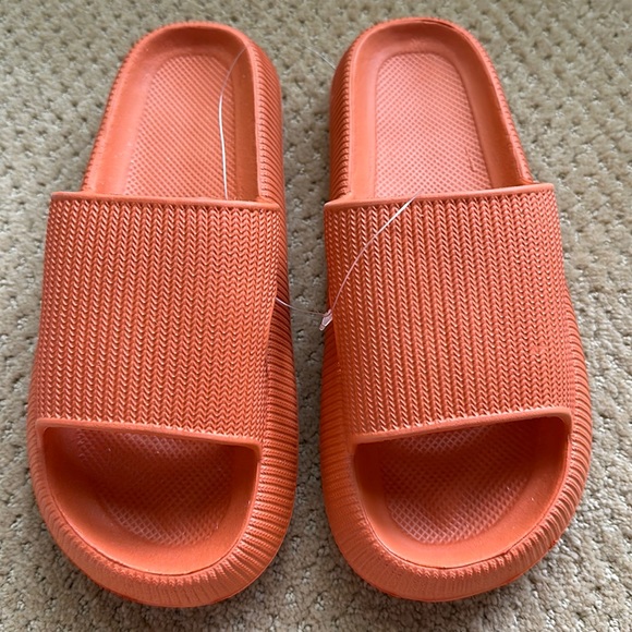 Cushioned Cloud Slippers Non-Slip Lightweight Thick Sole Sandals, Size 8.5W - Picture 1 of 6